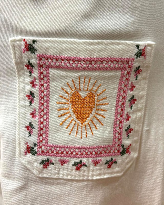 Jean blanc avec des broderies colorées