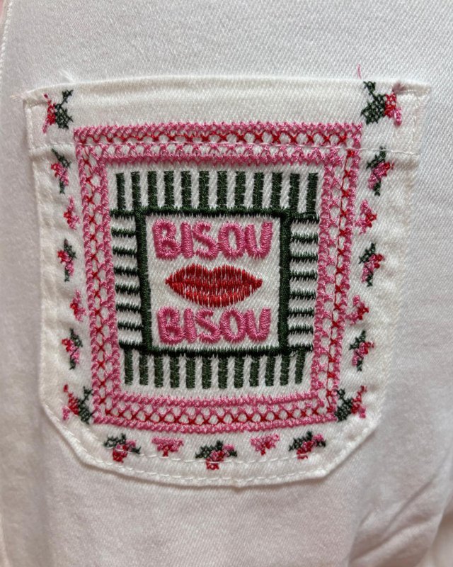 Jean blanc avec des broderies colorées