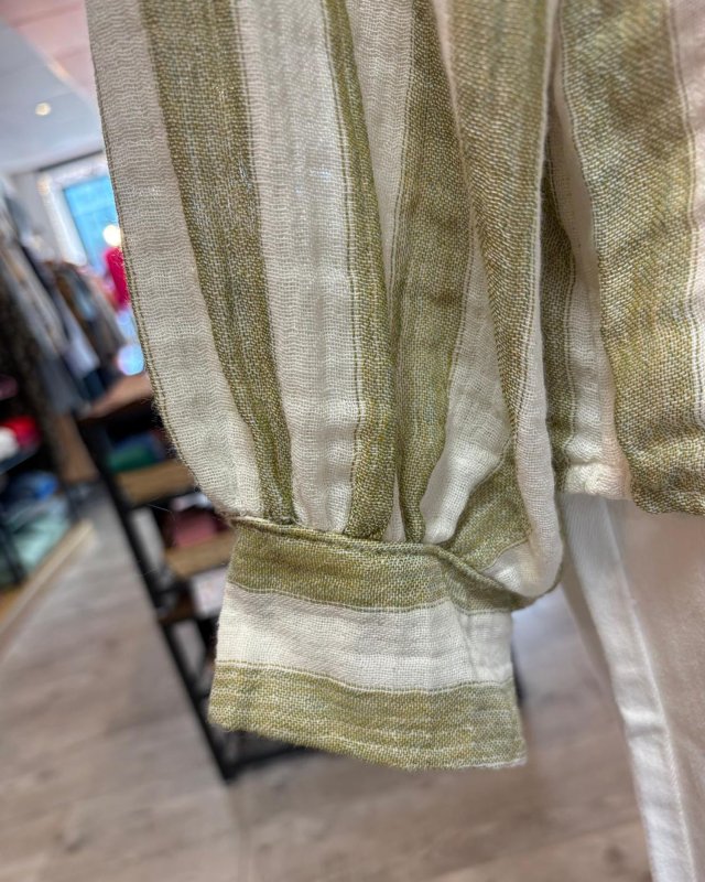 Blouse nouée à grosses rayures kaki et écru