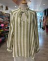 Blouse nouée à grosses rayures kaki et écru