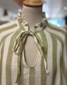 Blouse nouée à grosses rayures kaki et écru