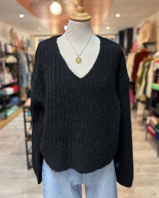 Pull court noir à maille...