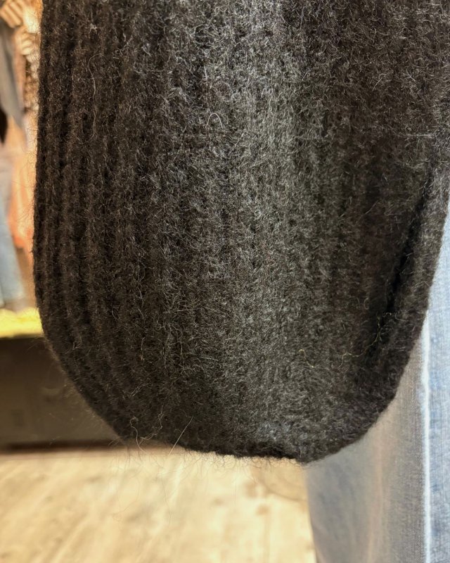 Pull court noir à maille côtelée