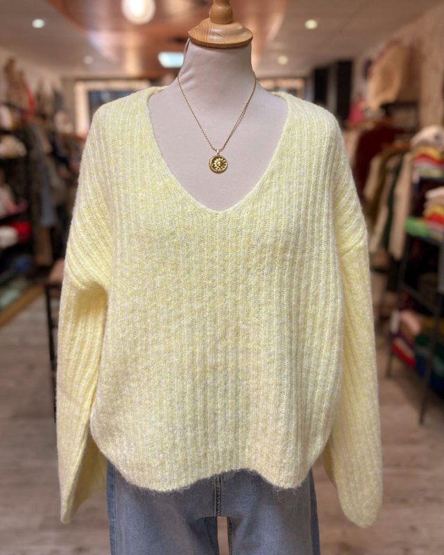 Pull court jaune en maille...