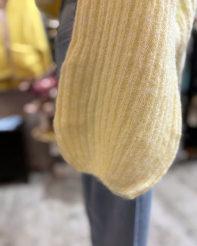 Pull court jaune en maille côtelée