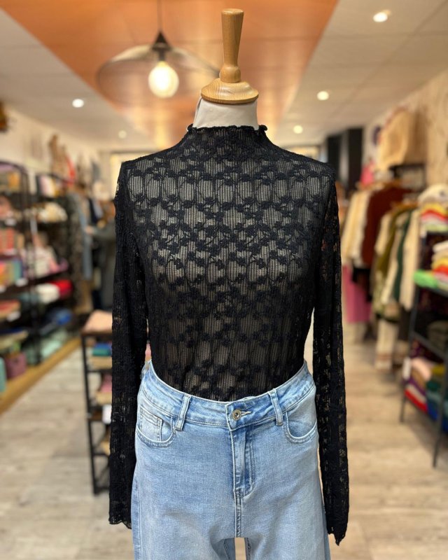 Top en dentelle noire à col...
