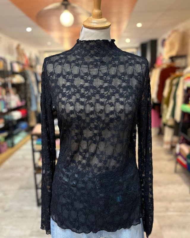 Top en dentelle noire à col montant