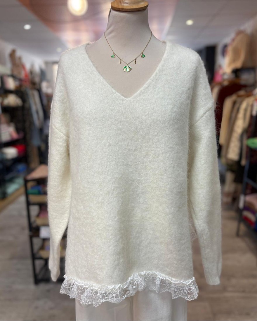 Pull écru avec des détails en dentelle blanche
