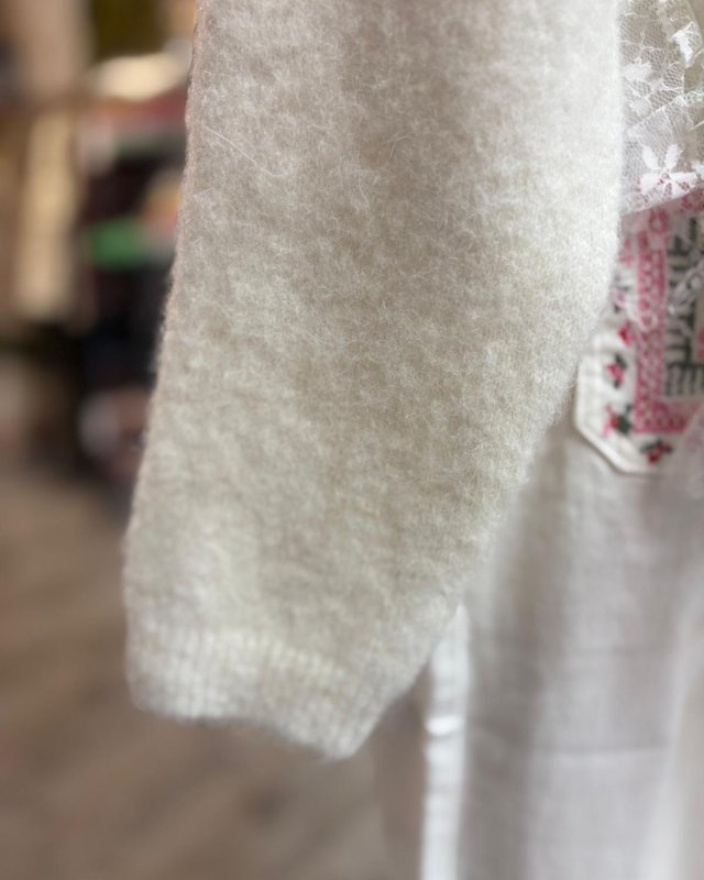 Pull écru avec des détails en dentelle blanche