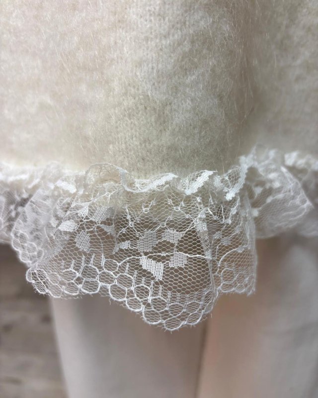 Pull écru avec des détails en dentelle blanche