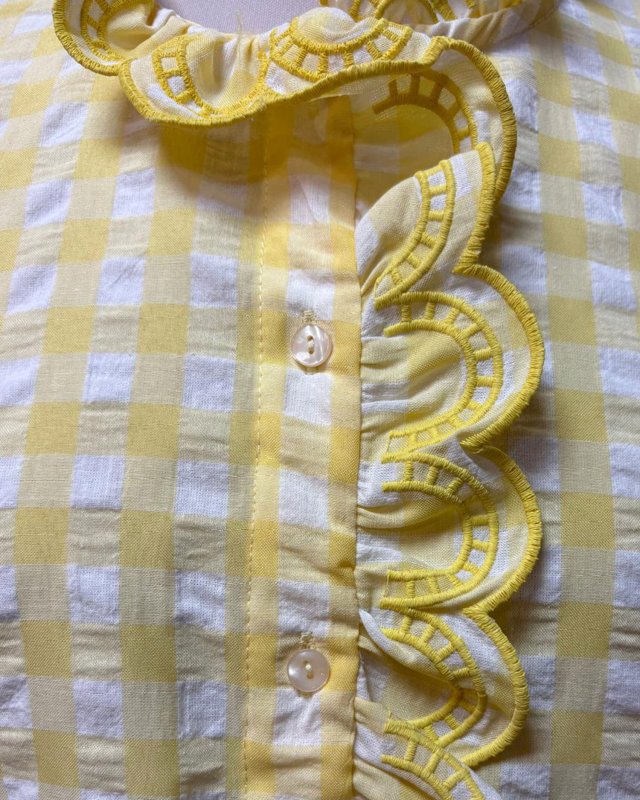 Chemisier en vichy jaune avec des volants