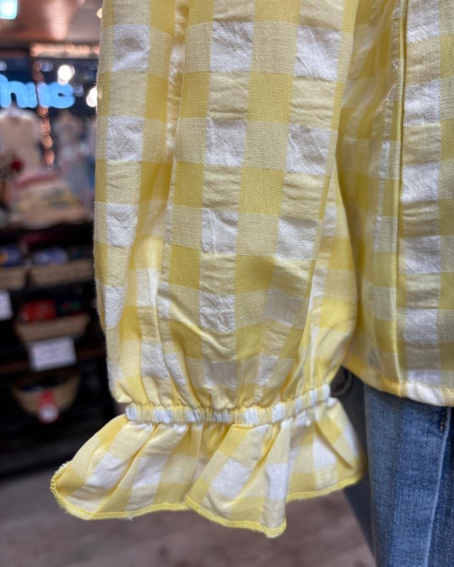 Chemisier en vichy jaune avec des volants