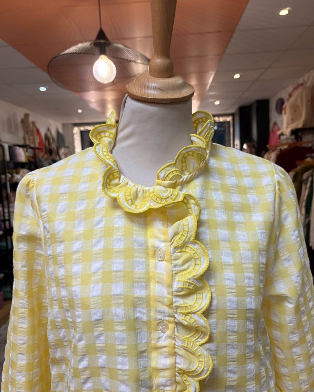 Chemisier en vichy jaune avec des volants