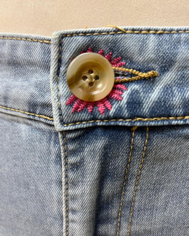 Jean droit avec des broderies fleuries multicolores