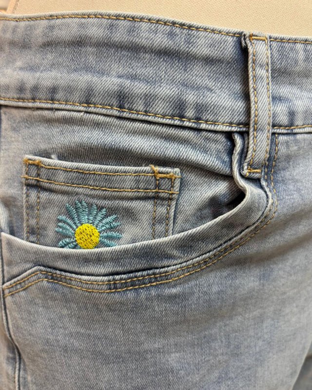 Jean droit avec des broderies fleuries multicolores