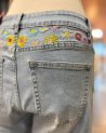 Jean droit avec des broderies fleuries multicolores