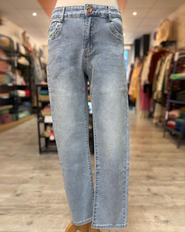 Jean droit avec des...