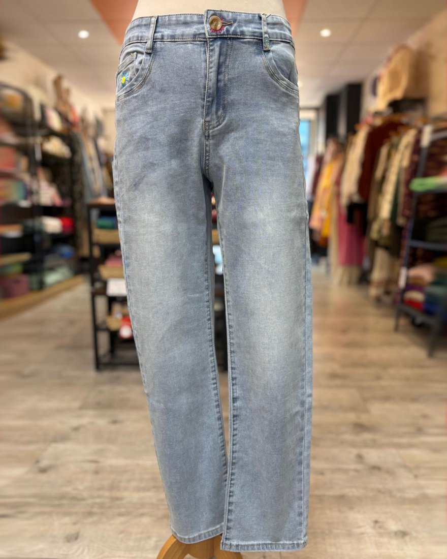 Jean droit avec des broderies fleuries multicolores