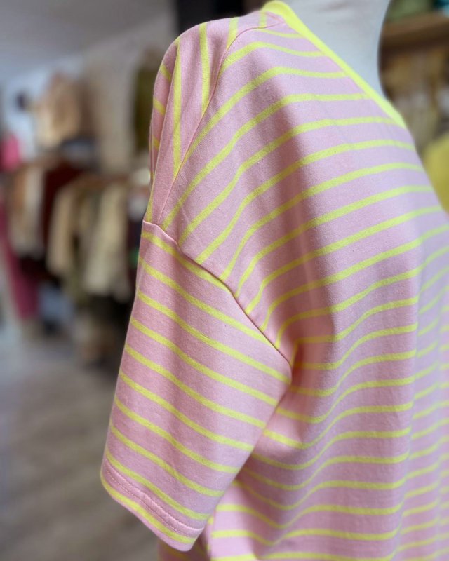 Tee shirt rose à rayures jaunes avec un écusson