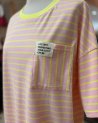 Tee shirt rose à rayures jaunes avec un écusson