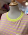 Tee shirt rose à rayures jaunes avec un écusson
