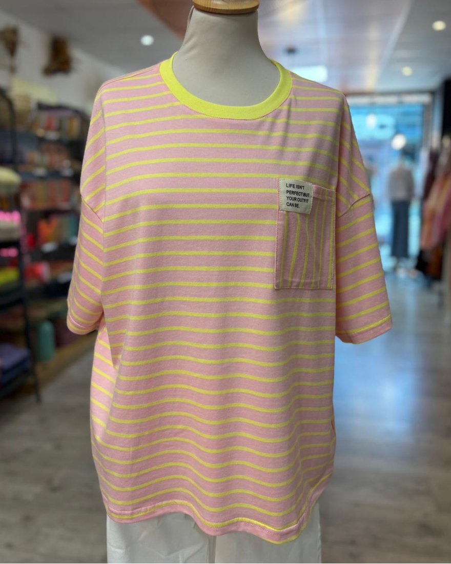 Tee shirt rose à rayures jaunes avec un écusson