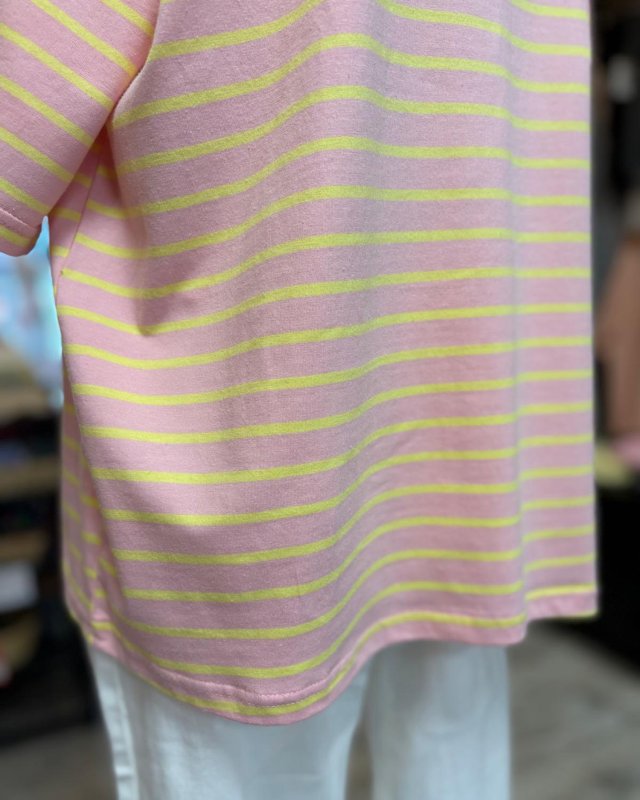 Tee shirt rose à rayures jaunes avec un écusson