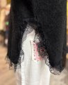 Pull noir avec des détails en dentelle noire