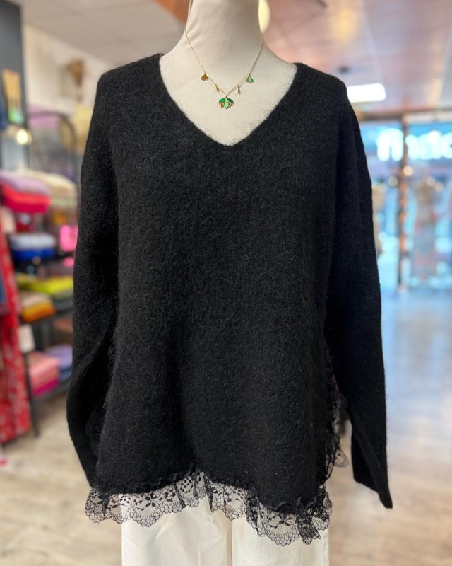 Pull noir avec des détails...