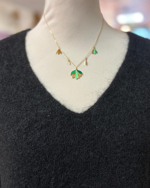 Pull noir avec des détails en dentelle noire