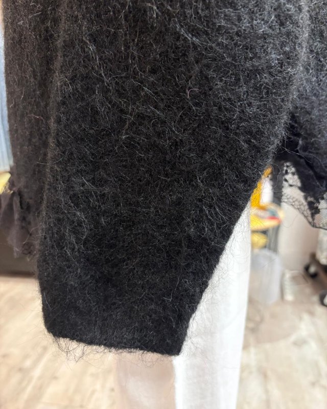 Pull noir avec des détails en dentelle noire
