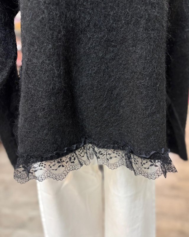 Pull noir avec des détails en dentelle noire
