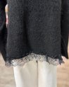 Pull noir avec des détails en dentelle noire