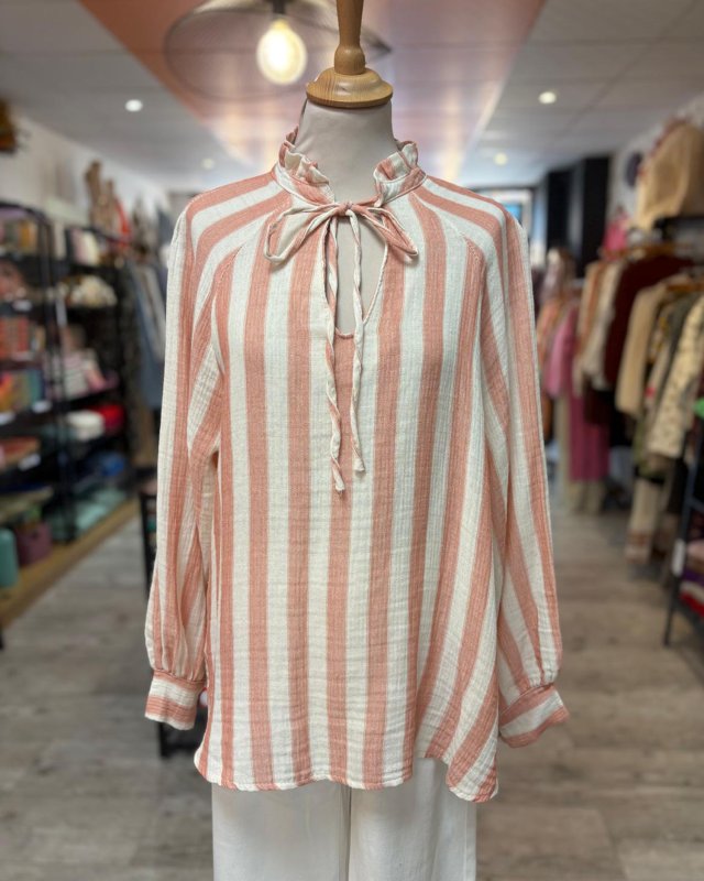 Blouse nouée à grosses...