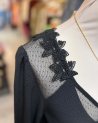 Blouse noire à dos échancré avec des détails en dentelle