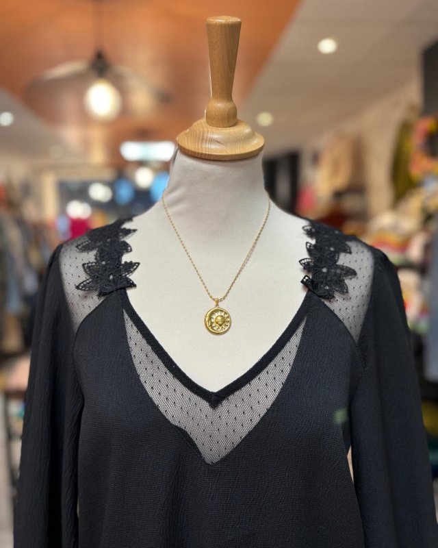 Blouse noire à dos échancré avec des détails en dentelle