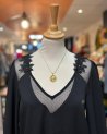 Blouse noire à dos échancré avec des détails en dentelle