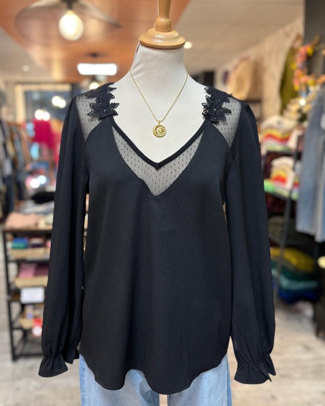 Blouse noire à dos échancré...