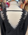 Blouse noire à dos échancré avec des détails en dentelle