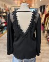 Blouse noire à dos échancré avec des détails en dentelle