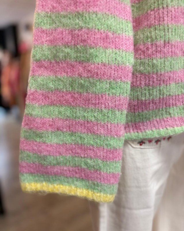 Pull à rayures vertes et roses