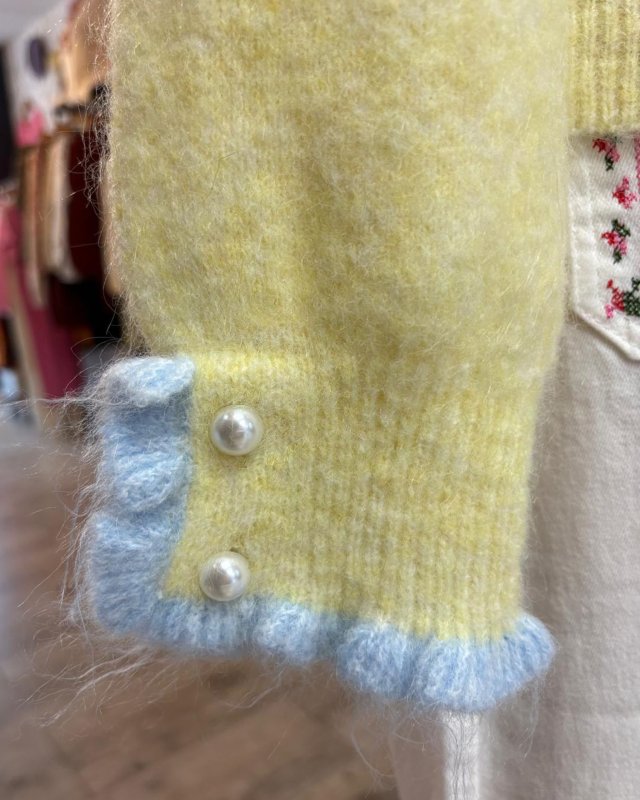 Pull jaune à col montant bleu clair et perles nacrées