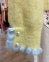 Pull jaune à col montant bleu clair et perles nacrées