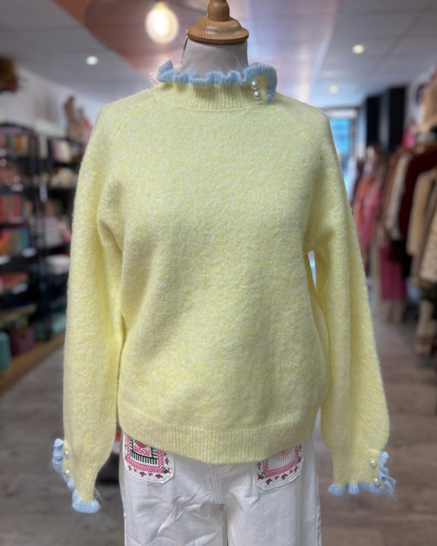 Pull jaune à col montant bleu clair et perles nacrées