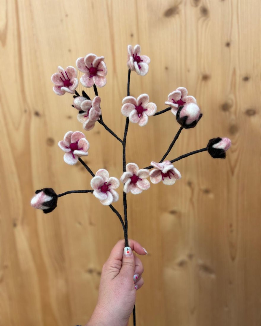 Branche décorative de fleurs de cerisier en laine