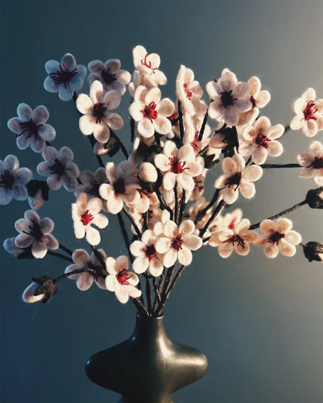 Branche décorative de fleurs de cerisier en laine