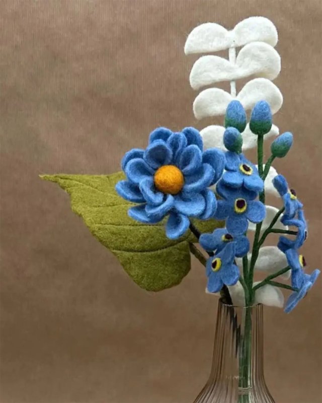 Anémone décorative bleue en feutrine