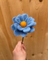 Anémone décorative bleue en feutrine
