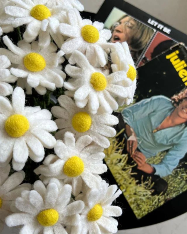 Marguerite décorative en laine feutrée
