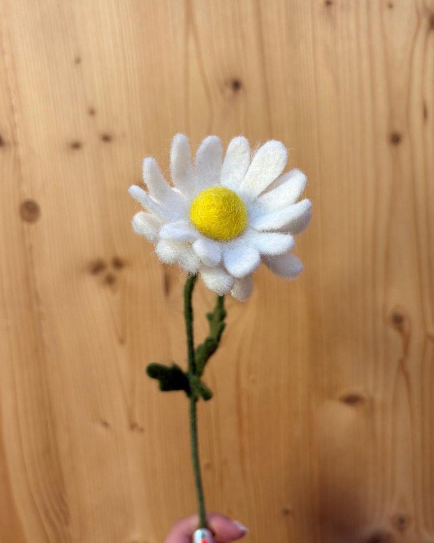 Marguerite décorative en laine feutrée